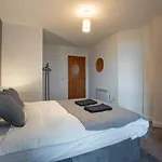 Apartman Elegant Retreat With Spacious Balcony