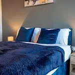 Apartman Elegant Retreat With Spacious Balcony Leeds