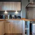 Apartman Elegant Retreat With Spacious Balcony Leeds