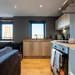 Apartman Elegant Retreat With Spacious Balcony
