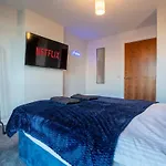 Elegant Retreat With Spacious Balcony Apartman