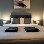 Elegant Retreat With Spacious Balcony * Leeds