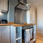 Elegant Retreat With Spacious Balcony * Leeds