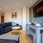 Elegant Retreat With Spacious Balcony Apartman