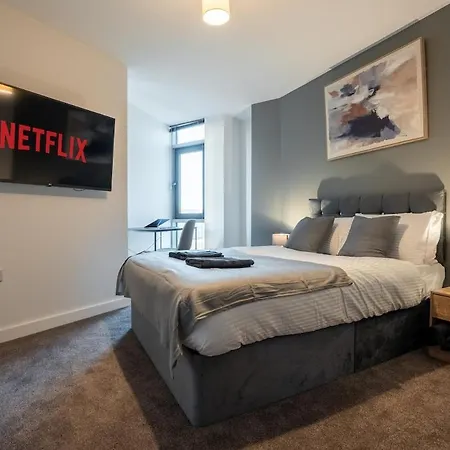 Elegant Retreat With Spacious Balcony Apartman