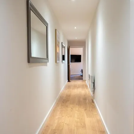 Elegant Retreat With Spacious Balcony * Leeds