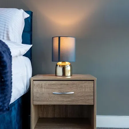 Elegant Retreat With Spacious Balcony Apartmán