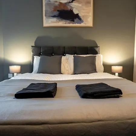 Elegant Retreat With Spacious Balcony * Leeds (West Yorkshire)