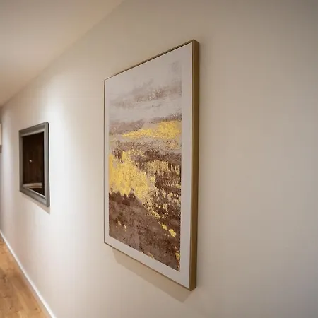 Apartman Elegant Retreat With Spacious Balcony *