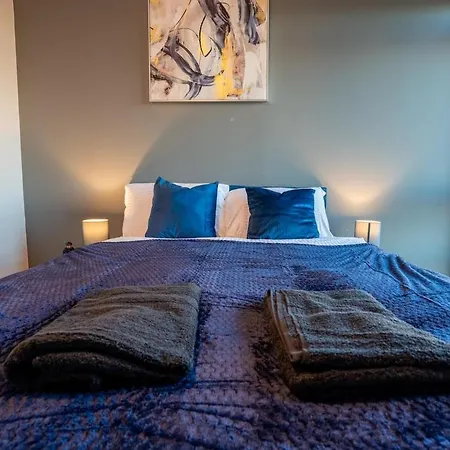 Elegant Retreat With Spacious Balcony Daire